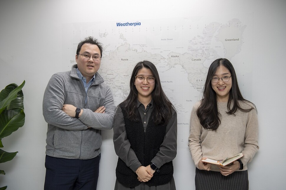 왼쪽부터 임상욱 웨더피아 대표, 박소연 연구원, 김완희 대리. 사진 손홍주