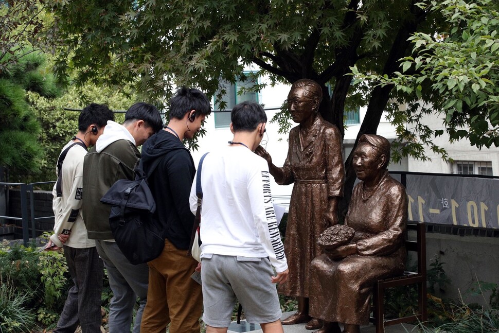 한국역사를 공부하러 온 일본의 한 대학 부속고등학교 2학년 학생 40여 명이 23일 오후 서울 마포구 성산동 ‘전쟁과 여성 인권박물관’을 찾아 일본군 ‘위안부’ 피해 할머니들의 가슴 아픈 역사를 살펴보고 있다. 김봉규 선임기자 bong9@hani.co.kr