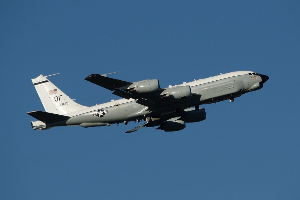 미국 공군 정찰기 RC-135U(컴뱃 센트)의 비행 모습. 한겨레 자료사진