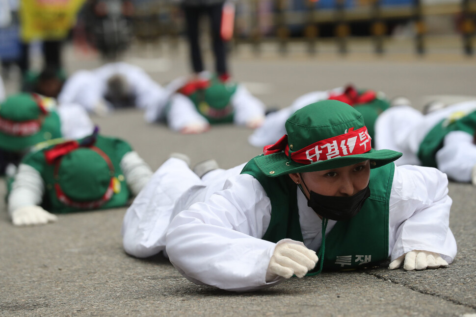 직접고용을 요구하는 톨게이트 노동자들과 3대 종교인들이 5일 오전 서울 종로구 한국기독교회관을 출발해 청와대까지 오체투지 행진을 하고 있다. 조계종 사회노동위원회와 한국기독교교회협의회 정의·평화위원회, 천주교서울대교구 노동사목위원회는 한국기독교회관을 출발해 명동성당, 조계사를 거쳐 청와대까지 행진하며 톨게이트 수납 노동자들의 직접고용을 촉구했다. 백소아 기자