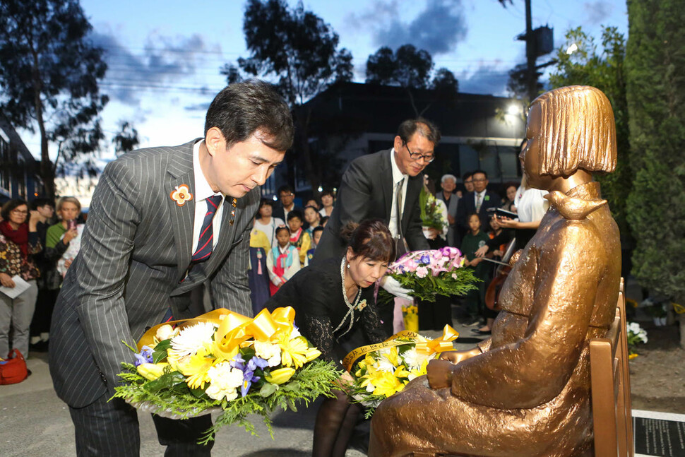 호주 멜버른에 세워진 평화의 소녀상에 헌화하는 모습. 왼쪽부터 서철모 화성시장, 정미애 화성시 평화의 소녀상 건립추진위원회 위원장, 조춘제 멜버른 평화의 소녀상 건립추진위원회장.