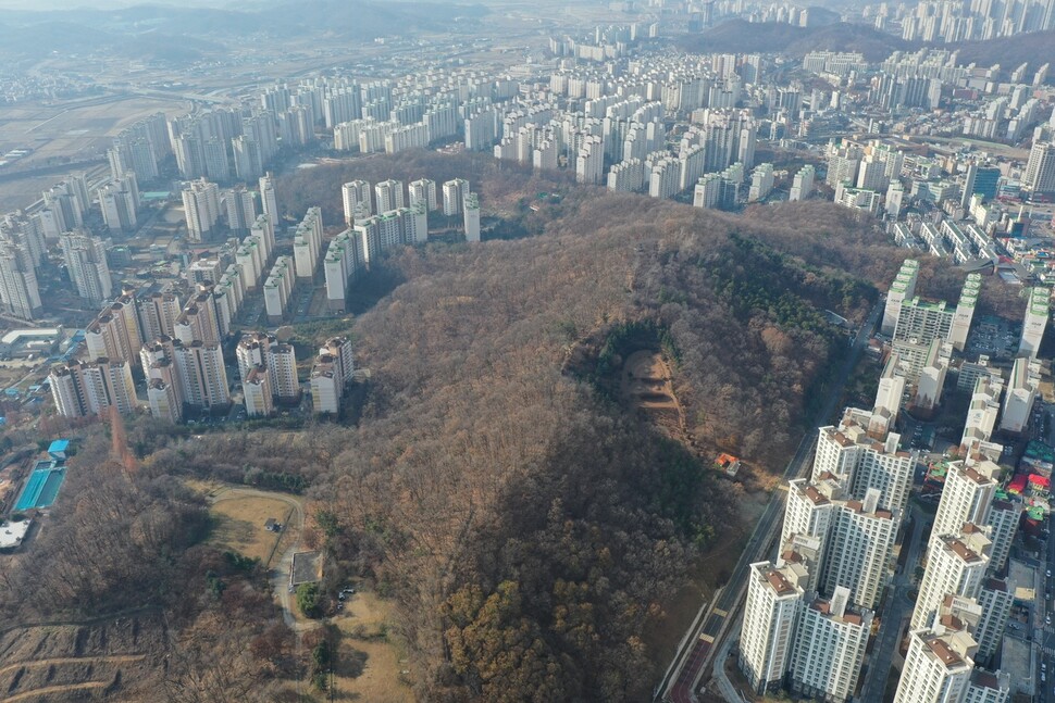 이미 천안시 일봉공원은 아파트에 둘러싸여 있다.