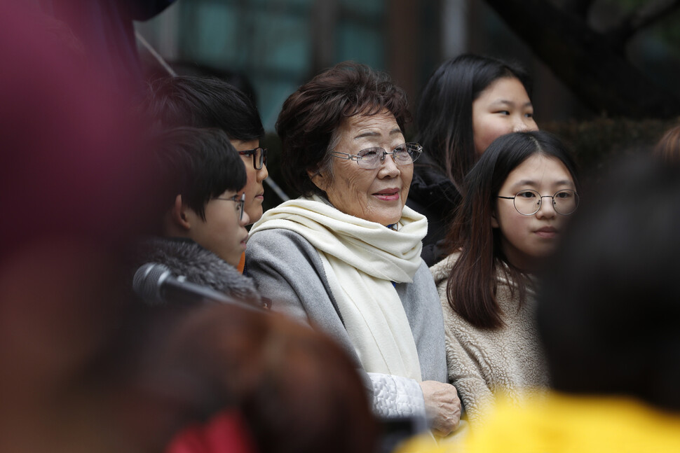 이용수 할머니가 8일 낮 열린 제1421차 수요시위에서 청소년 참가자들과 기념사진을 찍고 있다. 이정아 기자