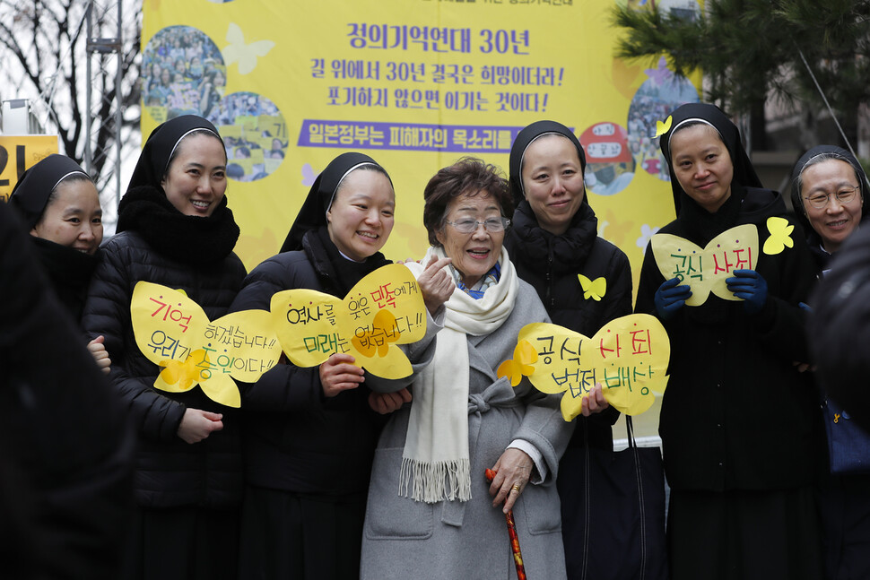 이용수 할머니가 8일 낮 열린 제1421차 수요시위에서 기념사진을 찍으며 활짝 웃고 있다. 이정아 기자