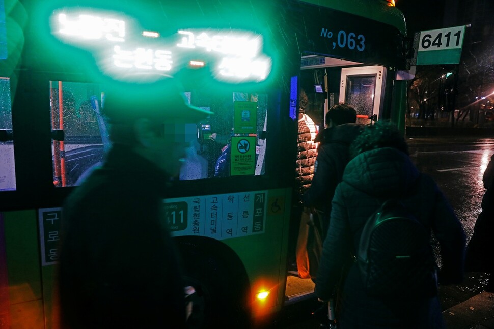 7일 새벽 서울 구로구 거리공원 버스정류장에서 이 버스의 첫 승객들이 6411번 버스에 오르고 있다. 김명진 기자 littleprince@hani.co.kr