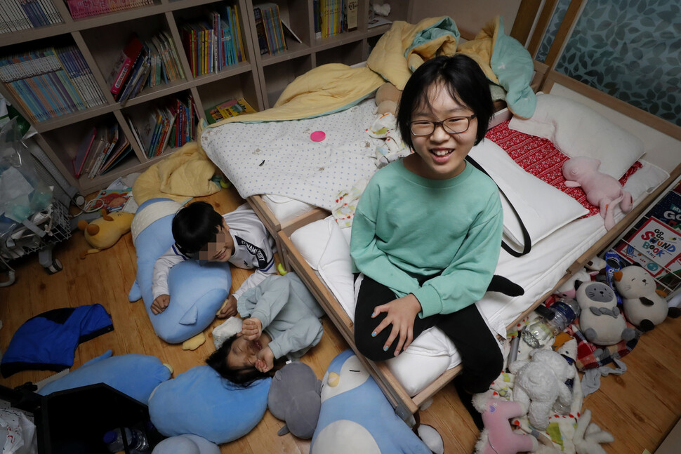 아이들 방 가득한 크고 작은 인형들은 병마로부터 은지 삼남매를 지켜준 호위무사들입니다.