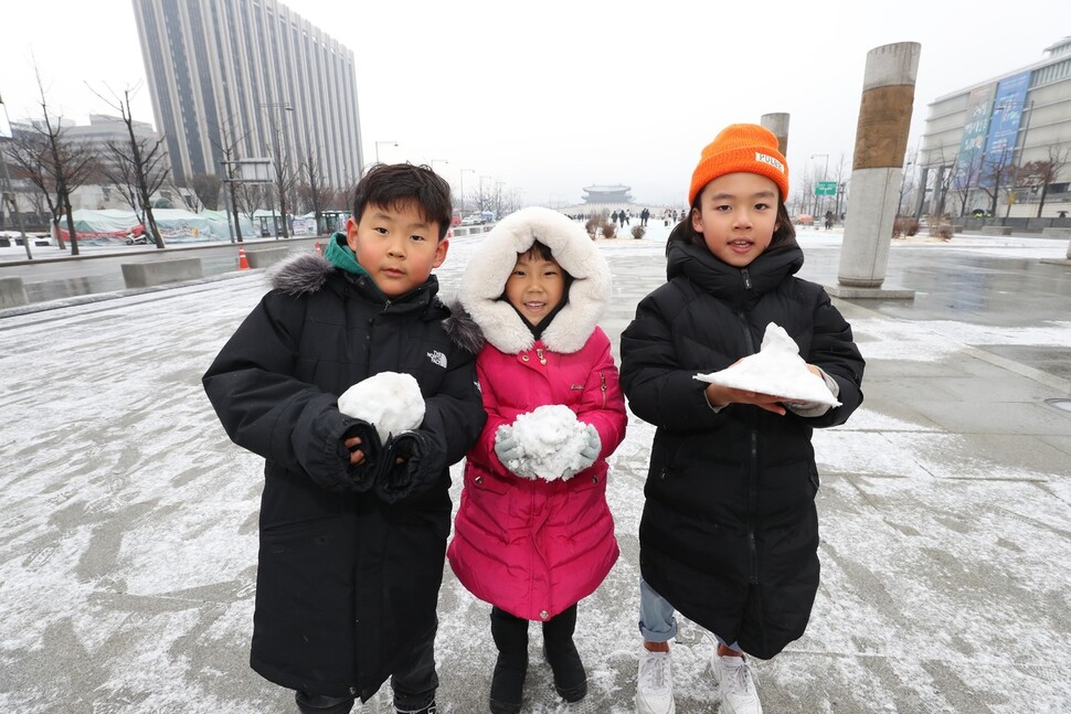 19일 오전 서울 광화문광장에 아이들이 자신들이 만든 눈덩이를 들어보이고 있다. 박종식 기자