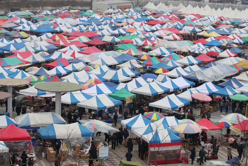 설연휴를 앞둔 19일 오전 경기도 성남 모란시장이 제수용품을 보러 나온 시민들로 북적이고 있다. 성남/백소아 기자