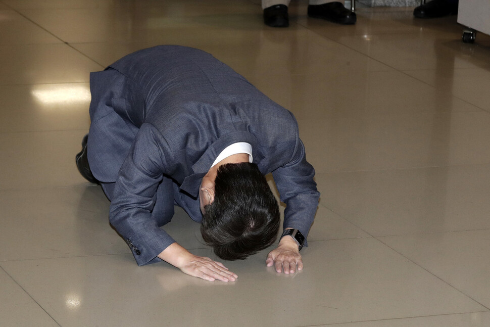 안철수 전 국민의당 대표가 19일 오후 인천공항 입국장으로 들어서며 큰절을 하고 있다. 인천공항/김명진 기자