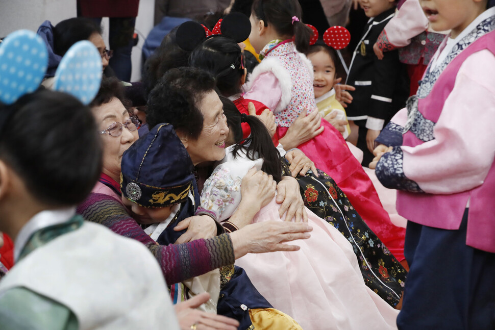 설날을 닷새 앞둔 20일 오전 서울 송파경로문화센터 어르신들이 합동세배를 하러 온 어린이들의 절을 받은 뒤 안아주고 있다.