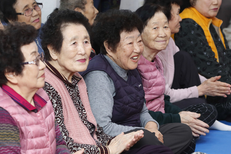 설날을 닷새 앞둔 20일 오전 서울 송파경로문화센터 어르신들이 합동세배를 하러 온 어린이들의 절을 받으며 기뻐하고 있다.