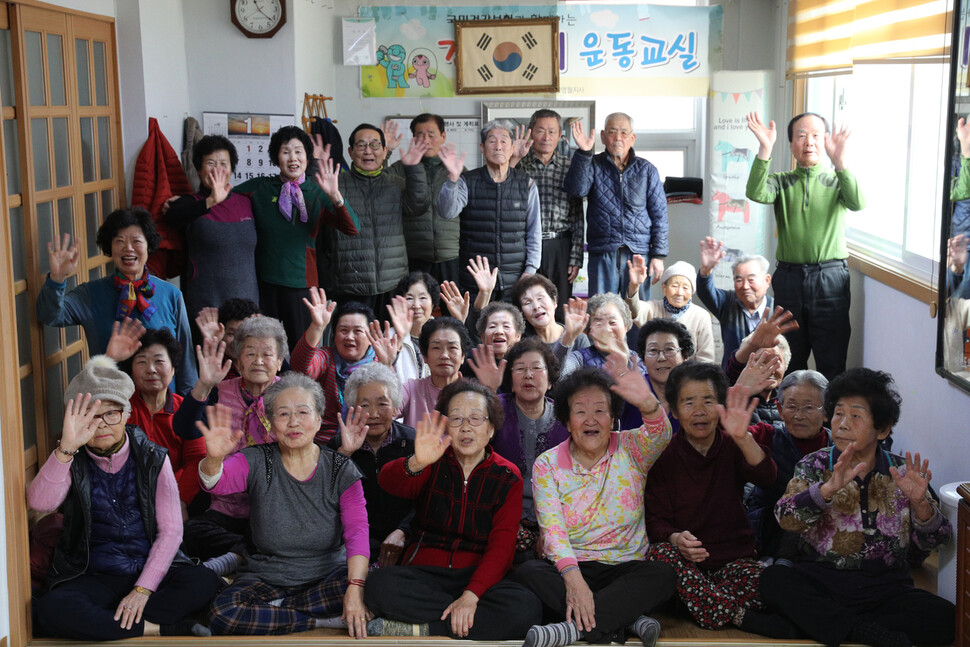 “어서들 오거라” 민족을 명절 설을 앞둔 23일 오후 강원도 영월군 영월읍 능동경로당에서 마을 어르신들이 객지에 흩어져 살고있는 자식들에게 손들어 인사하고 있다. 영월/김봉규 선임기자