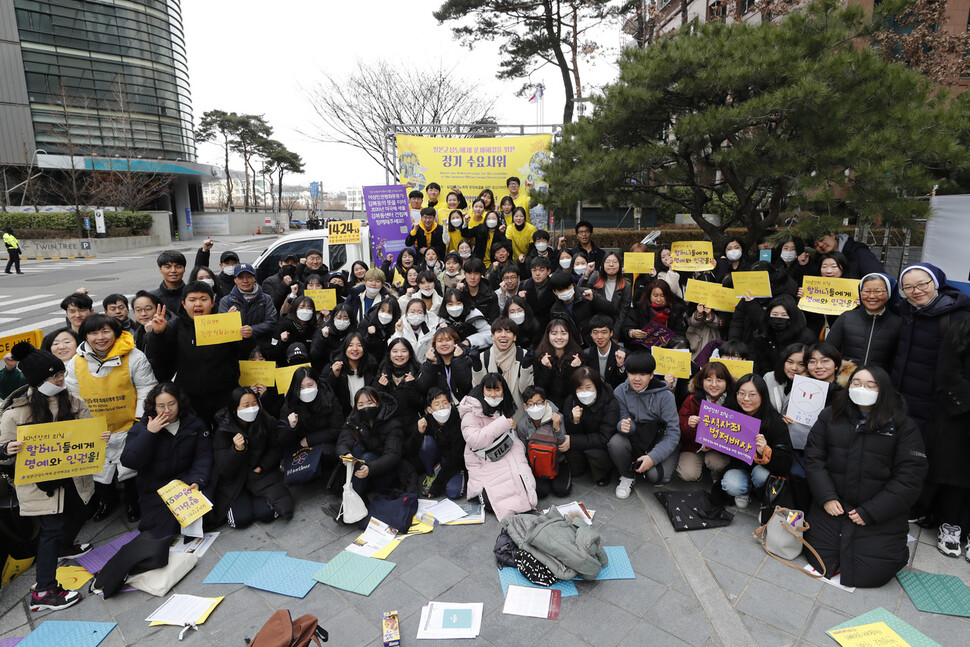 `일본군 성노예제 문제해결을 위한 제1424차 정기 수요시위'가 열린 29일 낮 서울 종로구 중학동 옛주한일본대사관 앞에서 집회를 마친 뒤 김복동센터 건립을 위해 뜻을 모으며 참가자들이 한 자리에 모여 손가락 하트를 만들어보이고 있다. 이정아 기자