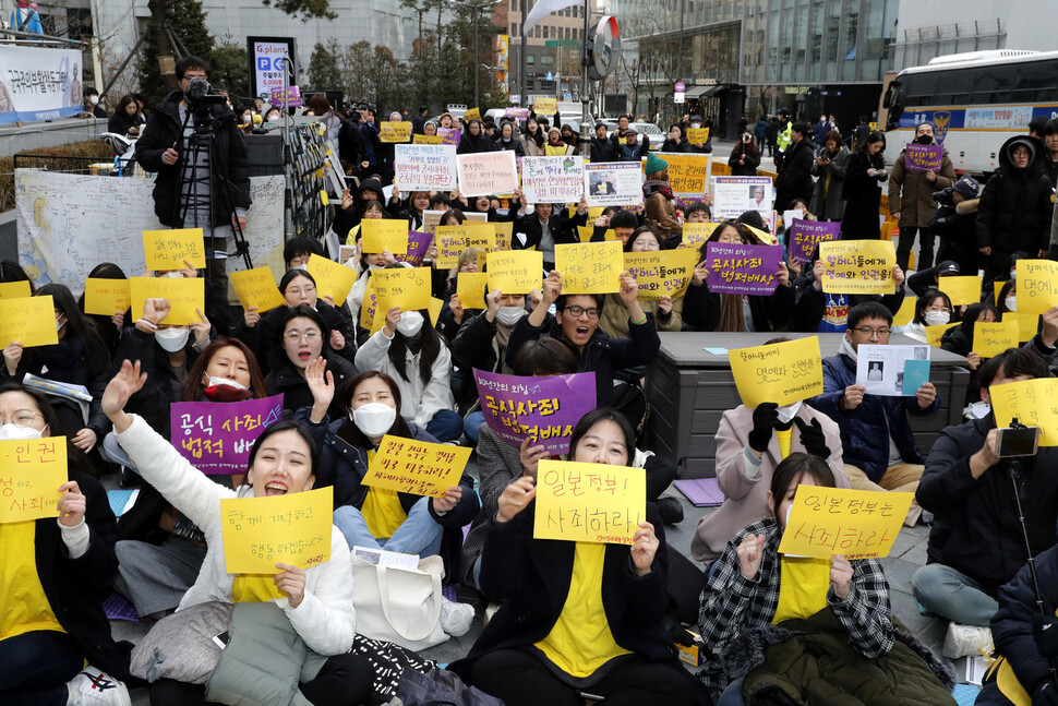 `일본군 성노예제 문제해결을 위한 제1424차 정기 수요시위'가 29일 낮 서울 종로구 중학동 옛주한일본대사관 앞에서 열려 참가자들이 함께 구호를 외치고 있다. 이정아 기자