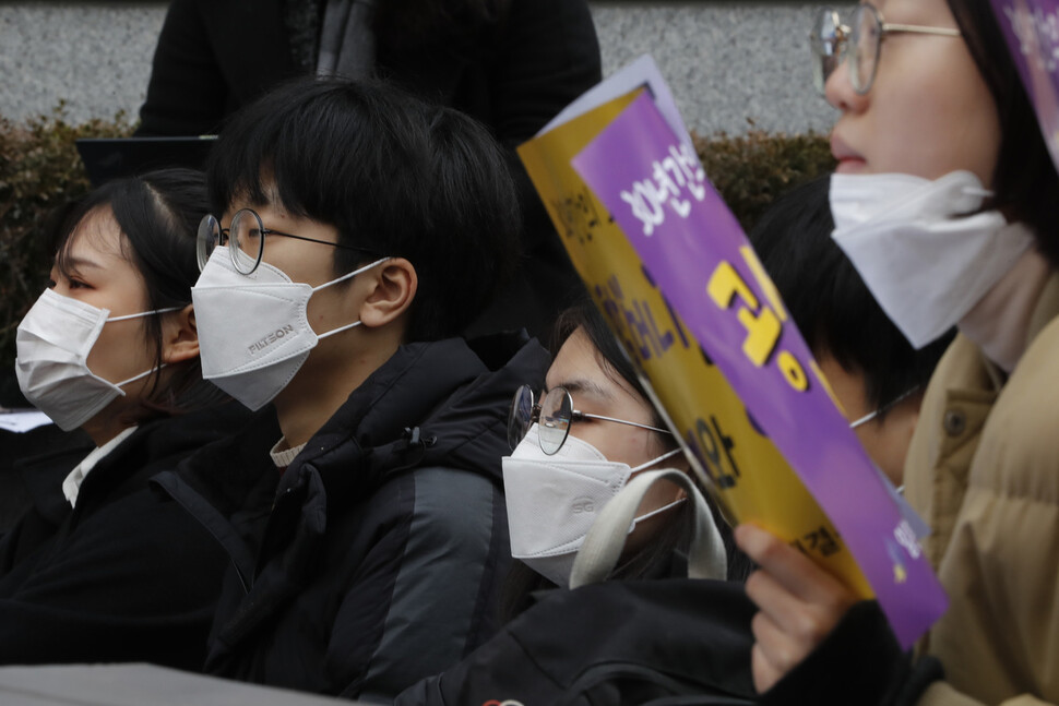 `일본군 성노예제 문제해결을 위한 제1424차 정기 수요시위'가 29일 낮 서울 종로구 중학동 옛주한일본대사관 앞에서 열려 참가자들이 신종코로나바이러스 감염증 등을 예방하기 위해 마스크를 쓴 채 자유발언을 듣고 있다. 이정아 기자