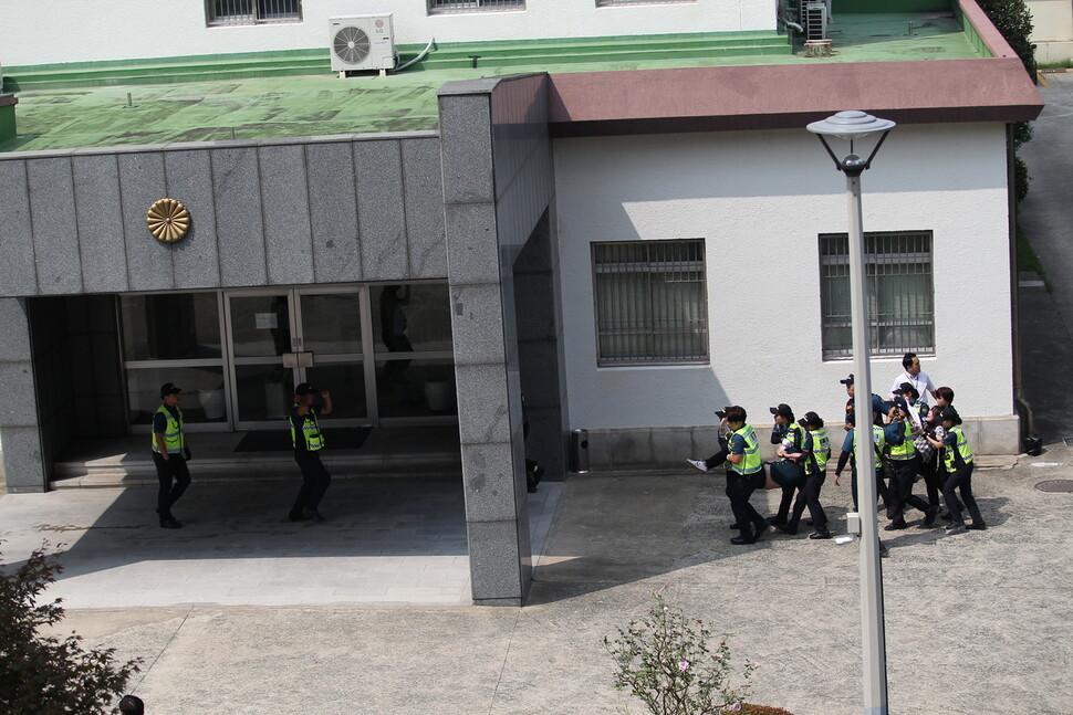 지난해 7월22일 부산 동구 일본총영사관 안에서 일본 정부의 경제 보복을 비판하는 시위를 벌인 대학생들이 경찰에 끌려나가는 모습.