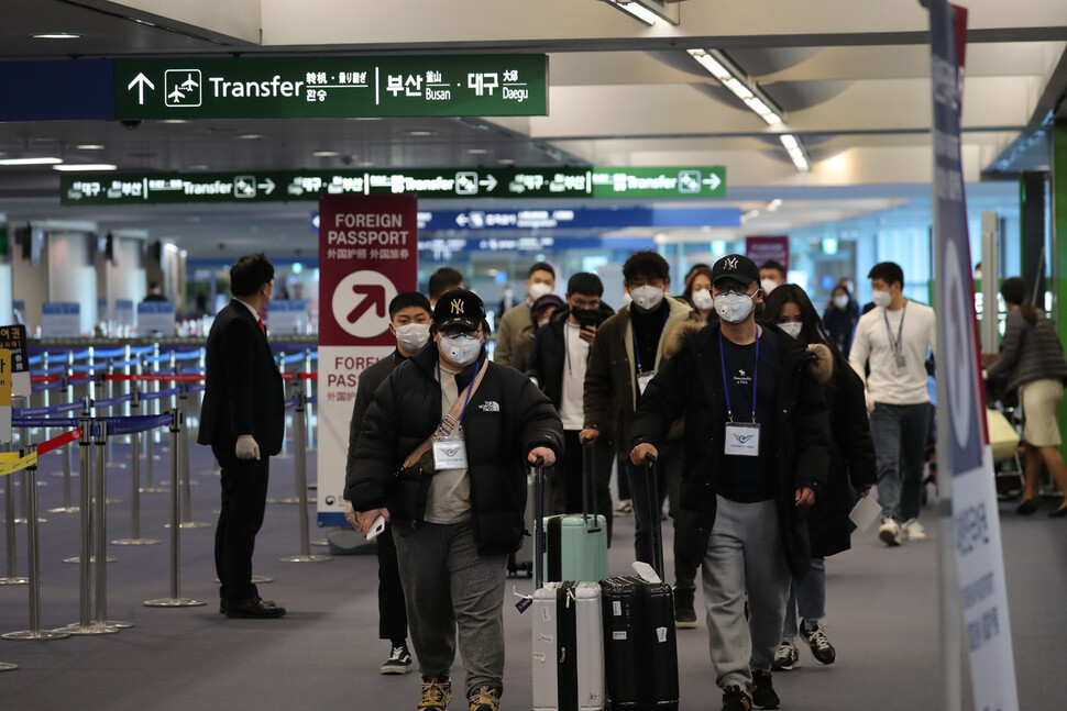 5일 오전 인천국제공항 제1터미널을 통해 입국한 중국발 여객기 승객들이 검역대를 통과해 국내 연락처를 확인받는 절차를 밟고 있다. 인천공항/공동취재사진