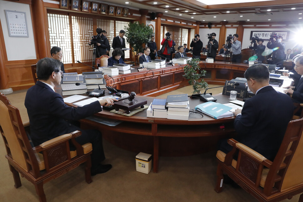 권순일 중앙선거관리위원회 위원장이 6일 오후 경기 과천시 청사 위원회의실에서 비례대표국회의원 후보자 추천 관련 판단기준 결정과 청소년대상 국회의원선거 모의투표에 관한 결정에 대해 논의할 중앙선관위 전체 위원회의를 주재하고 있다. 과천/이정아 기자