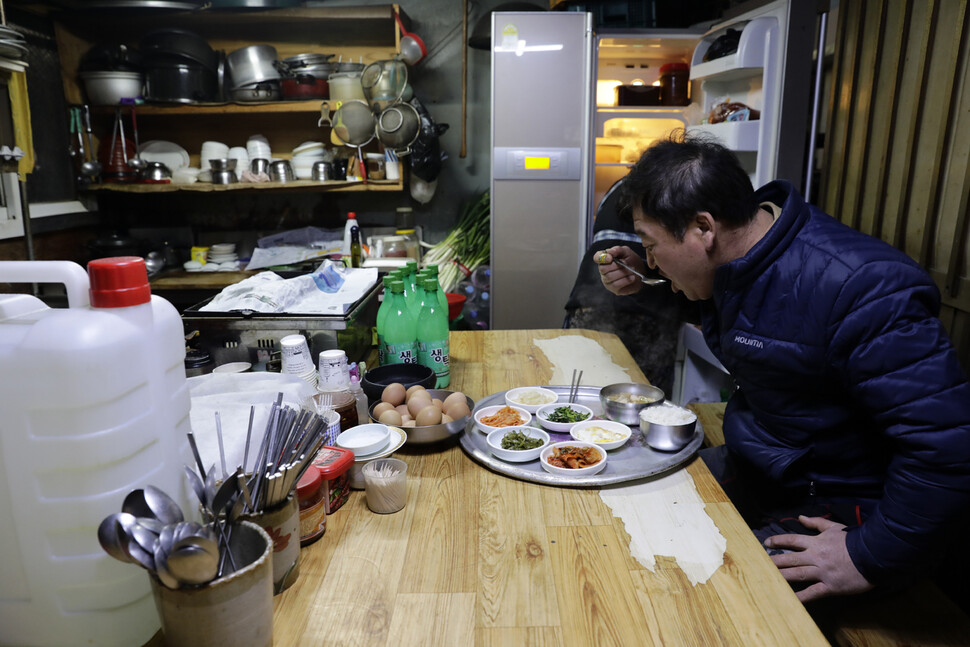 생선 운반선 기관사로 일하고 있는 박한용(가명)씨가 지난달 21일 할매집에서 아침식사를 하고 있다.