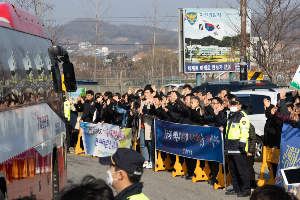 15일 오전 충남 아산시 초사동 경찰인재개발원 앞에서 아산시민들이 임시생활시설에서 퇴소하는 우한교민 193명을 환송하고 있다. 2020.2.15 연합뉴스