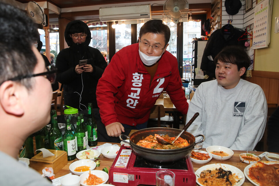 자유한국당 후보로 4.15 총선 종로에 출마하는 황교안 자유한국당 대표가 16일 오후 서울 종로구 낙원동 한 음식점에서 시민들과 대화를 나누고 있다. 공동취재사진