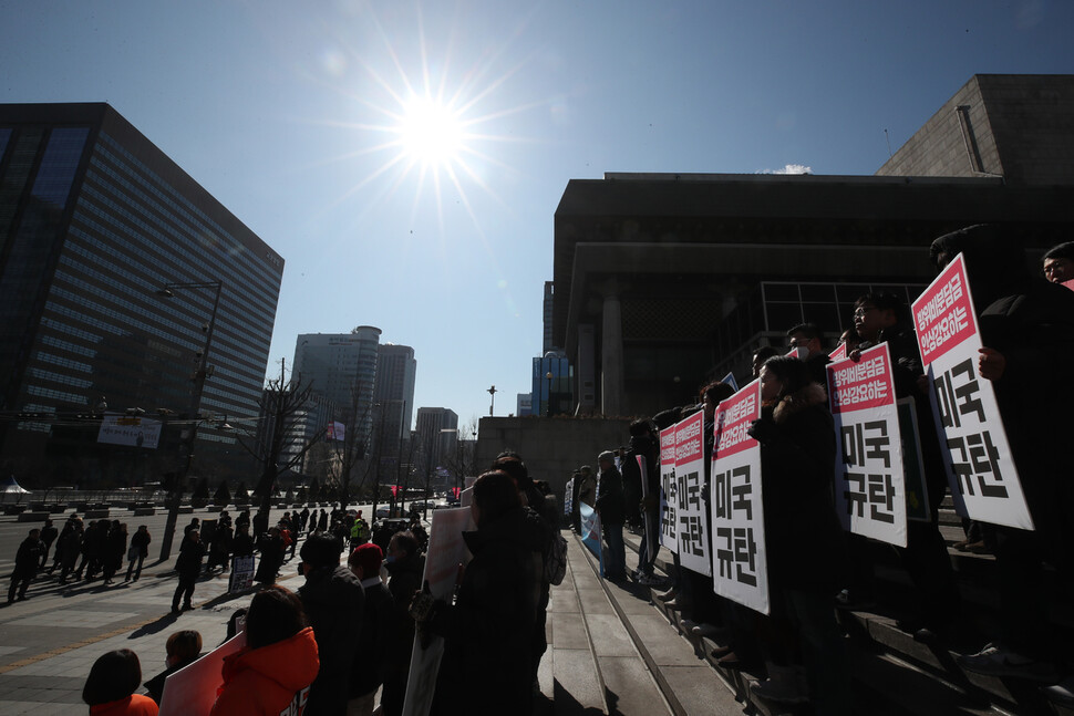 참여연대, 한국진보연대를 비롯한 48개 시민사회단체 회원들이 18일 오전 서울 종로구 세종문화회관 계단에서 미국의 방위비 강요 규탄, 호르무즈 파병 반대 100인 평화행동에 나서고 있다. 백소아 기자