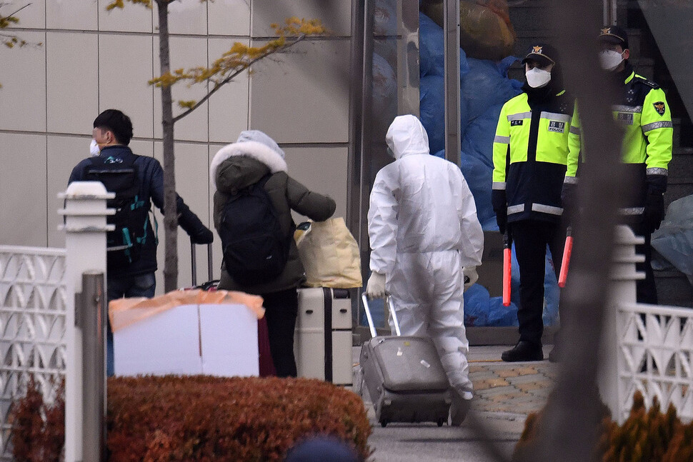 ‘다이아몬드 프린세스호’ 탑승했다 19일 오전 김포공항으로 귀국한 한국인 승객 등이 국립인천공항검역소 중앙검역의료센터로 들어가고 있다. 인천/공동취재사진