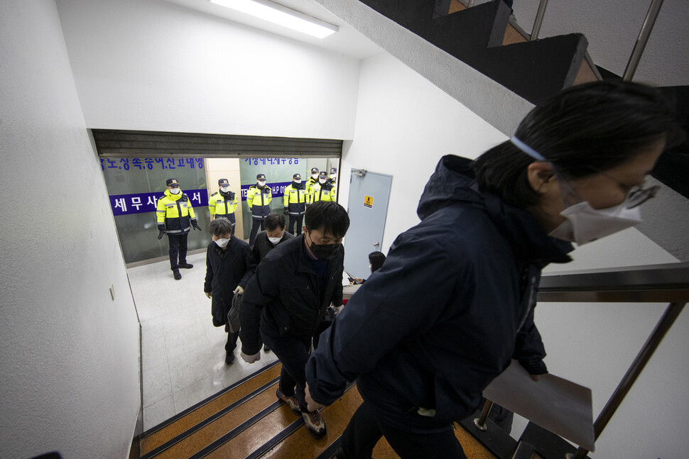 경기도가 지난 16일 확진자 2명이 발생한 경기도 과천시 별양상가2로 신천지 총회본부에 대한 깅제 역학 조사를 벌이고 있다.