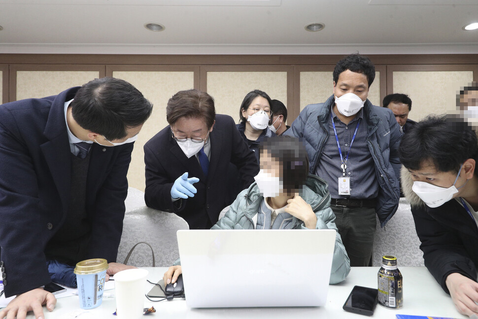 25일 오후 마스크를 쓴 이재명 경기지사(왼쪽 두 번째 손가락을 가리키는 이)가 과천시 신천지 총회 본부를 직접 찾아가 신도 명단을 확보하고 있다.