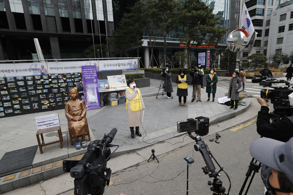 ‘일본군 성노예제 문제 해결을 위한 제1428차 정기 수요시위’가 26일 낮 서울 종로구 중학동 옛 주한일본대사관 앞 평화로에서 열려 한경희 정의기억연대 사무처장이 발언하고 있다. 이정아 기자