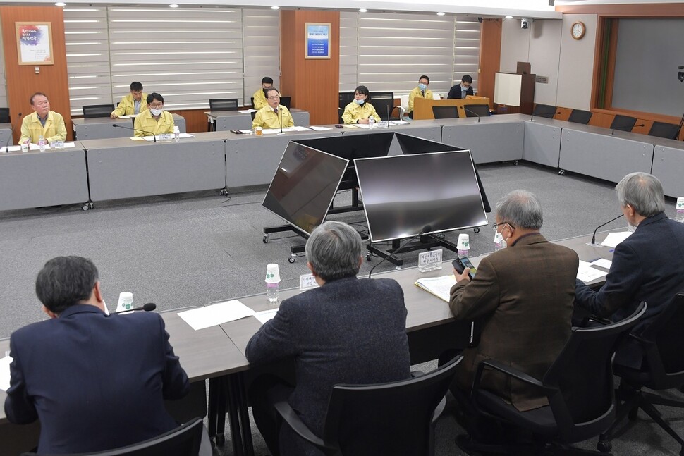 지난 20일 오거돈 부산시장과 병원장들이 부산시청에서 코로나19 대책회의를 하고 있다. 부산시 제공