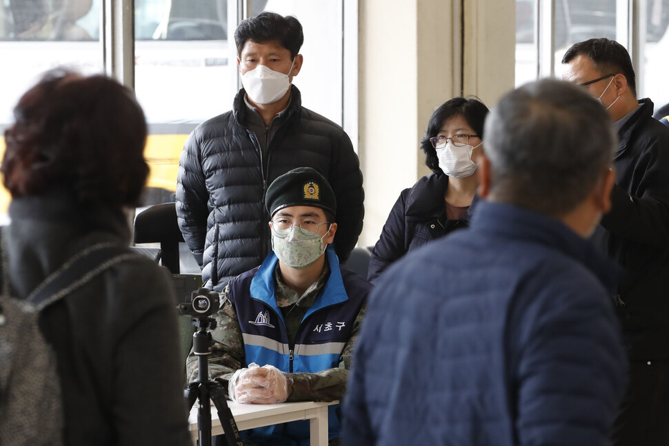 서울시가 관내 긴급방역에 수도방위사령부의 협조를 얻어 병력과 장비를 투입하기로 했다고 밝힌 3일 오전 서울 서초구 고속버스터미널에서 군 병력과 서초구 직원들이 열화상 카메라로 도착 승객들의 체온을 확인하고 있다. 이정아 기자