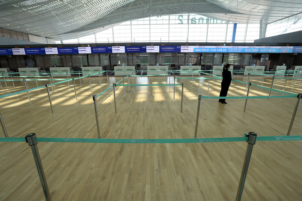 한국과 일본이 상호 무사증(비자) 입국을 금지하는 등 입국 절차를 강화한 9일 인천국제공항 2터미널 대한항공 발권창구 앞이 한산하다. 인천공항/공항사진기지단