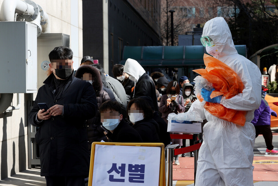 관내 코리아빌딩 콜센터에서 코로나19 집단감염이 발생한 서울 구로구 보건소에서 11일 방역복을 입은 의료진이 코로나19 선별진료소에서 근무하고 있다. 이정아 기자