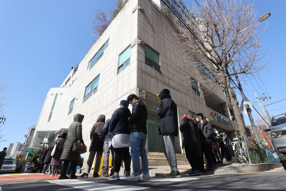 관내 코리아빌딩 콜센터에서 코로나19 집단감염이 발생한 서울 구로구 보건소에서 11일 코로나19 선별진료소를 찾은 시민들이 쌀쌀한 날씨 속에 차례를 기다리고 있다. 이정아 기자