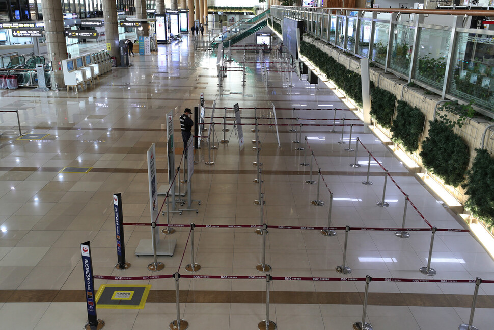 12일 오후 서울 강서구 김포국제공항 국제선 청사가 비어있다. 이날 김포국제공항 국제선 출발 및 도착편수는 0이었다. 박종식 기자 anaki@hani.co.kr