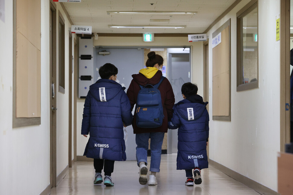 함미영 공공운수노조 보육지부장(가운데)이 17일 오후 서울 중구 정동 전국민주노동조합총연맹에서 ‘코로나19 대응기간 보육교사 무급·연차사용 강요 실태 고발 기자회견’을 마친 뒤 두 아들과 함께 귀가하고 있다. 이정아 기자