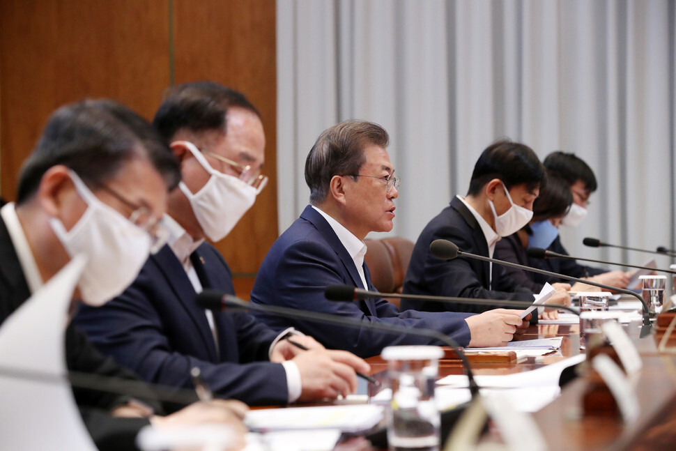 19일 오전 청와대 본관에서 열린 제1차 ‘비상경제회의’에서 문재인 대통령이 코로나19 확산으로 인한 경제위기 극복을 위해 50조원 규모의 ‘민생경제 금융안정패키지 프로그램’을 발표하고 있다. 청와대사진기자단