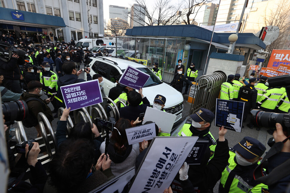 텔레그램에 ‘박사방’을 열어 미성년자를 포함한 여성들을 대상으로 성착취 범죄를 저지른 혐의를 받고 있는 ‘박사’ 조주빈씨를 태운 차량이 25일 오전 서울 종로경찰서를 나서자 조씨를 규탄하는 여성들과 정치인들이 손팻말을 들어보이며 구호를 외치고 있다. 이정아 기자 leej@hani.co.kr