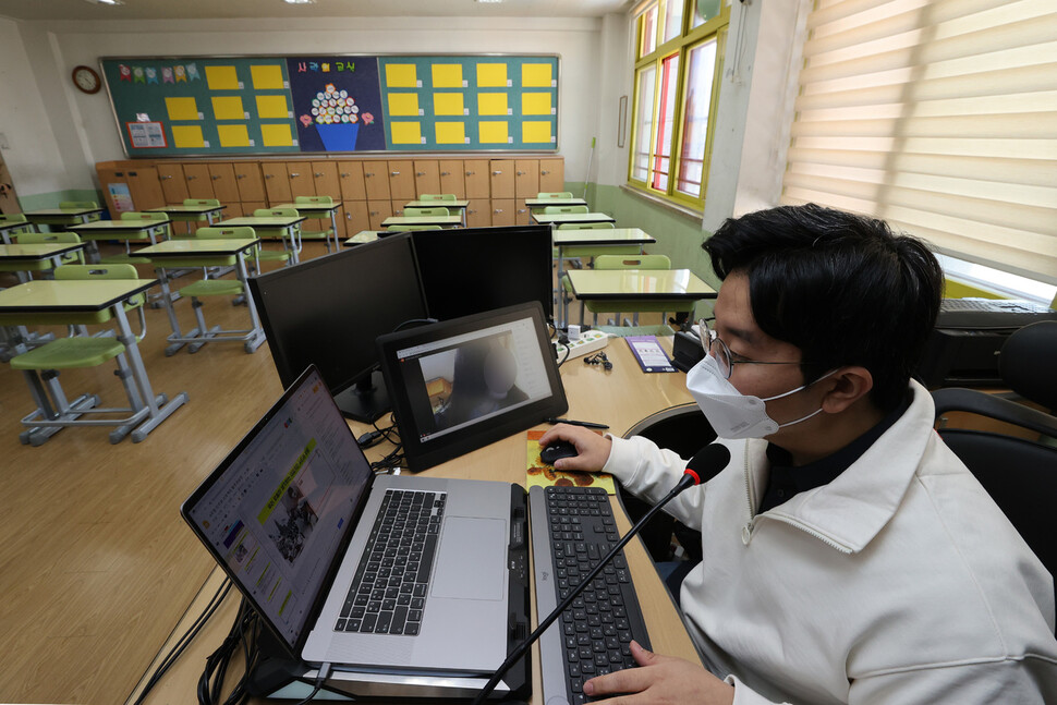 김현수 교사가 30일 오전 서울 송파구 거여동 영풍초등학교 6학년 3반 교실에서 구글 클래스룸을 통해 학생들과 원격수업을 진행하고 있다. 이정아 기자