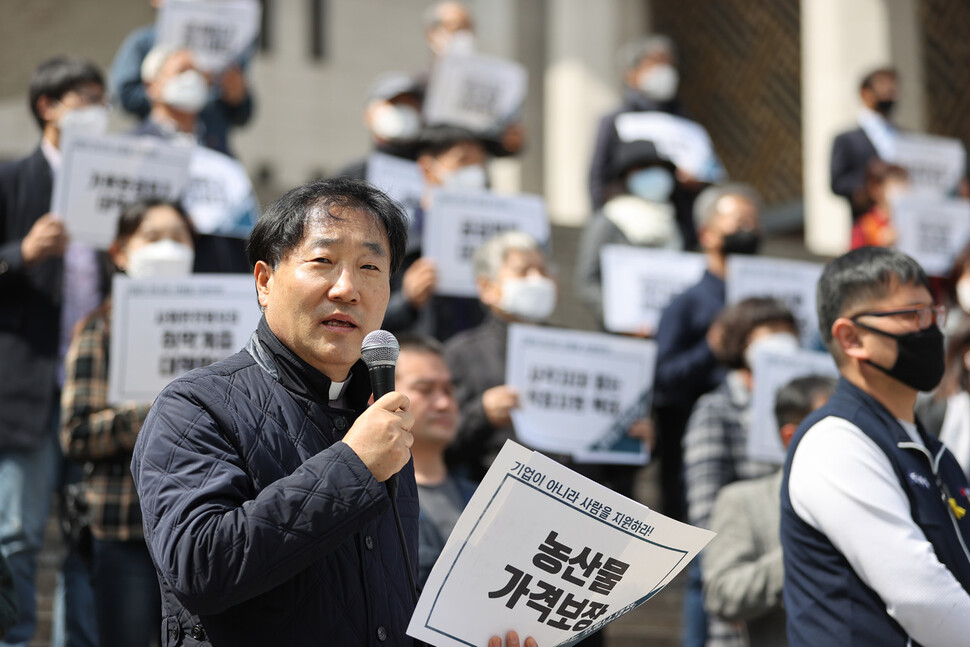 종교·시민사회단체가 31일 오후 1시 서울 종로구 세종문화회관 계단에서 연 `코로나19 경제 사회 위기 대응 관련 입장 발표 기자회견'에서 송경용 대한성공회 사제가 발언하고 있다. 이정아 기자