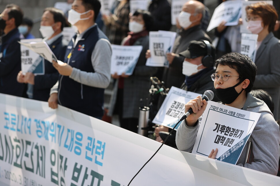 종교·시민사회단체가 31일 오후 서울 종로구 세종문화회관 계단에서 연 `코로나19 경제 사회 위기 대응 관련 입장 발표 기자회견'에서 변재원 전국장애인차별철폐연대 정책국장이 발언하고 있다. 이정아 기자