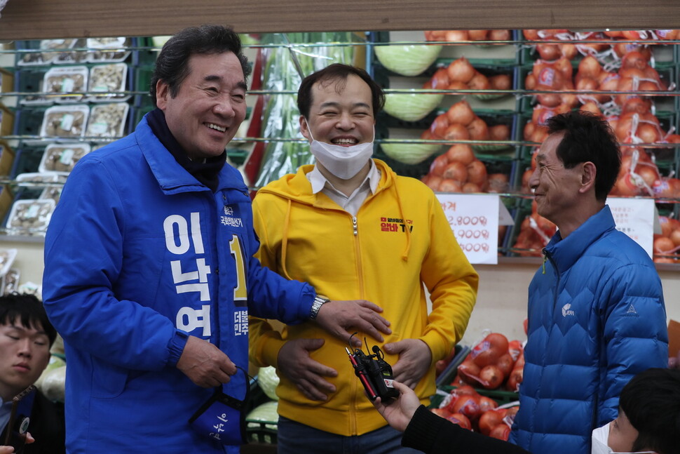 제21대 총선 선거운동이 공식적으로 시작한 2일 오전 서울 종로구에 출마한 이낙연 더불어민주당 후보가 서울 종로구 한 마트 앞에서 선거운동을 하고 있다. 연합뉴스