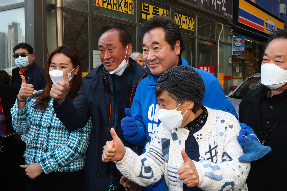 서울 종로에 출마한 이낙연 더불어민주당 상임선거대책위원장이 5일 서울 종로구 무악동 아파트 입구에서 지역 주민들과 기념사진을 찍고 있다. 공동취재사진