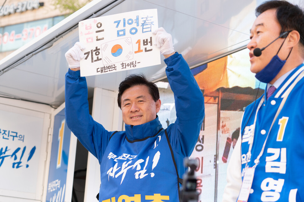 김영춘 더불어민주당 부산 부산진구갑 후보가 유세차에서 지지를 호소하고 있다. 김영춘 후보 제공