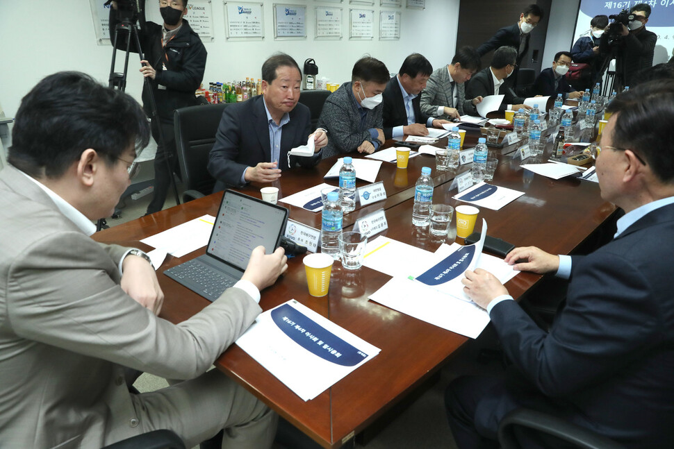 조원태 한국배구연맹 총재가 9일 오전 서울 마포구 한국배구연맹 사무실에서 열린 이사회에서 발언하고 있다. 연합뉴스