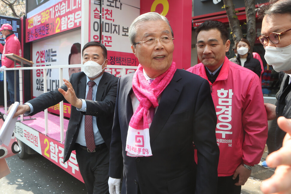 미래통합당 김종인 총괄선대위원장이 10일 경기도 고양시 롯데마트 고양점 앞에서 경기 고양을에 출마한 함경우 후보에 대한 지지연설을 마친 뒤 이동하고 있다. 연합뉴스