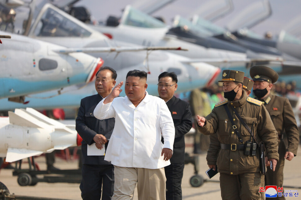 김정은 북한 국무위원장이 서부지구 항공 및 반항공사단 관하 추격습격기 연대를 시찰했다고 12일 <노동신문>이 2면에 보도했다. 조선중앙통신 연합뉴스