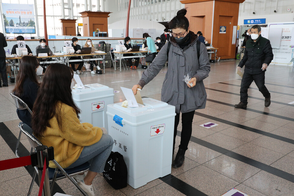 제21대 국회의원선거 사전투표 첫날인 10일 오전 서울역에 마련된 남영동 사전투표소에서 한 시민이 투표를 하고 있다. 이날 유권자들은 체온을 젠 뒤 손소독을 마치고 일회용 손장갑을 끼고 투표를 했다. 김봉규 선임기자 bong9@hani.co.kr