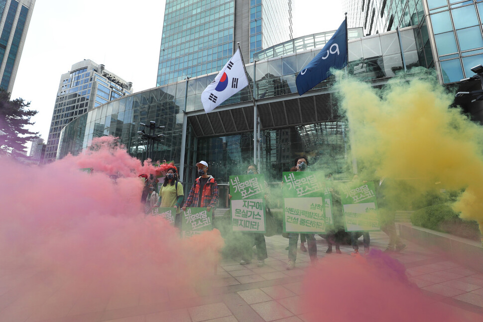 녹색당 관계자들이 지난해 1월 서울 강남구 대치동 포스코센터 앞에서 기후행동 ‘녹색으로 바위치기’ 행사를 열어 삼척석탄화력발전소 건설 중단과 온실가스 감축 등을 요구하고 있다. 김정효 기자 hyopd@hani.co.kr